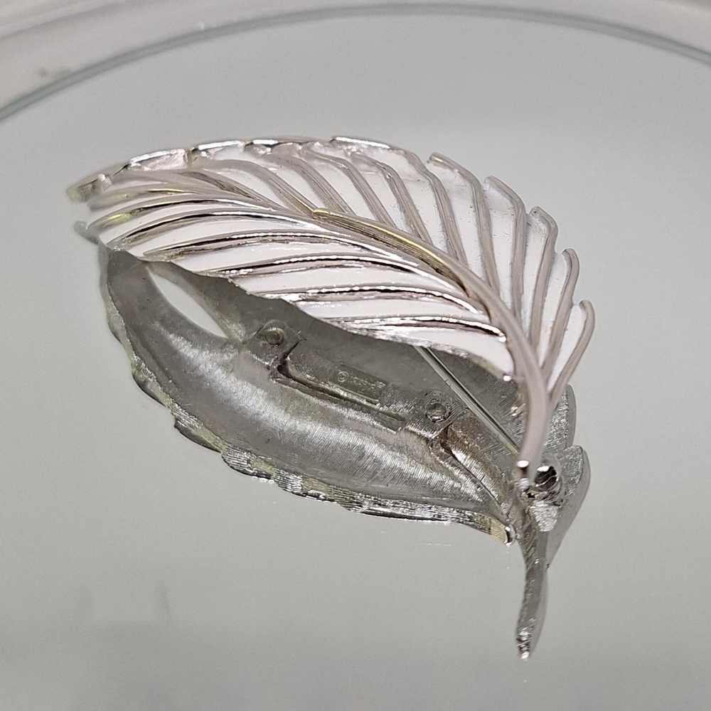 CROWN TRIFARI VINTAGE WHITE ENAMEL AND GOLDTONE LEAF BROOCH - Picture 4 of 7